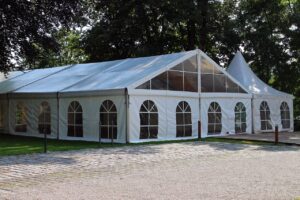Namioty na imprezy plenerowe – praktyczne porady dla organizatorów